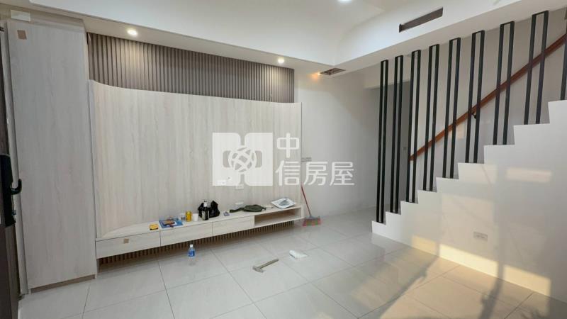 近龍岡大操場整新邊間美透天房屋室內格局與周邊環境