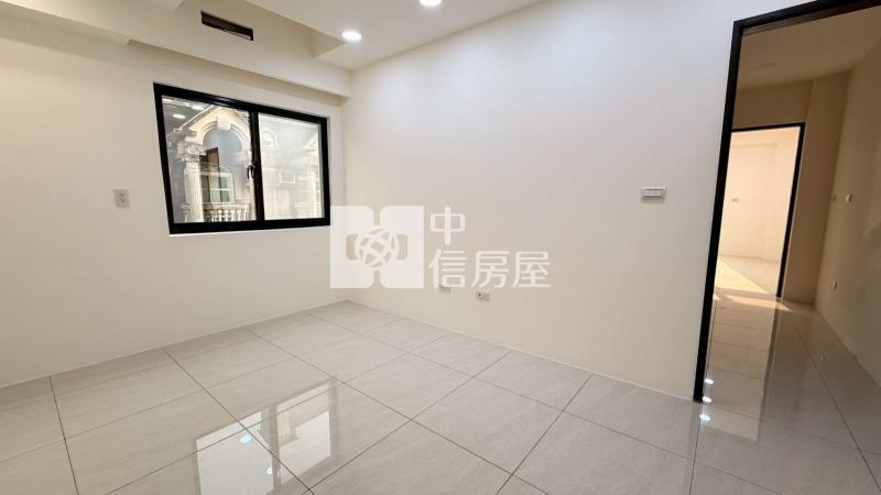 近龍岡大操場整新邊間美透天房屋室內格局與周邊環境