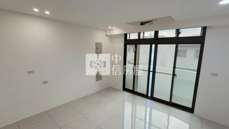 近龍岡大操場整新邊間美透天房屋室內格局與周邊環境