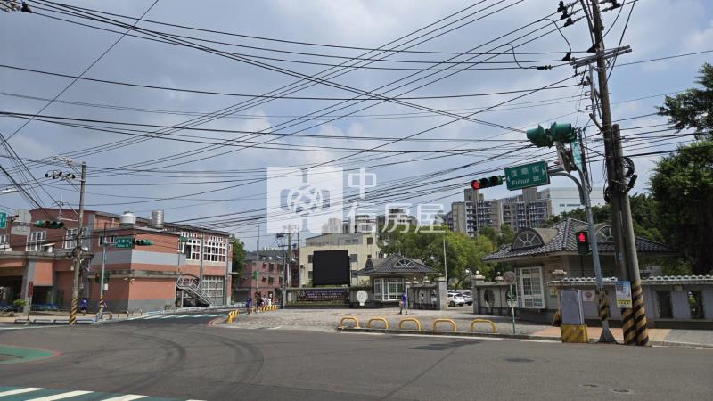 復華街稀有二樓公寓+車位房屋室內格局與周邊環境
