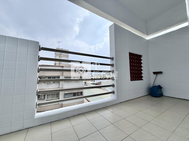 東榮商圈仁愛醫院三面採光無障礙大三房休旅車位視野戶房屋室內格局與周邊環境