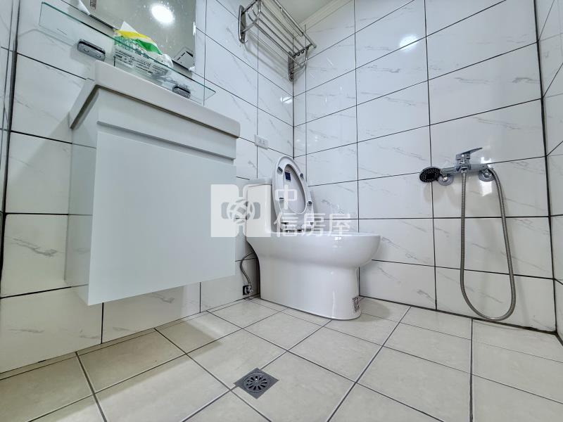 東榮商圈仁愛醫院三面採光無障礙大三房休旅車位視野戶房屋室內格局與周邊環境