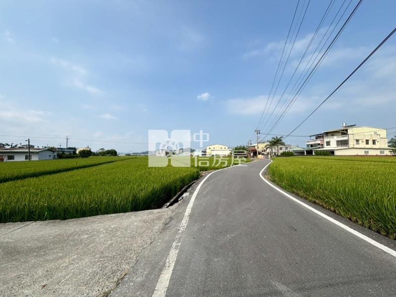草屯千坪臨路農地配有合法資材室房屋室內格局與周邊環境