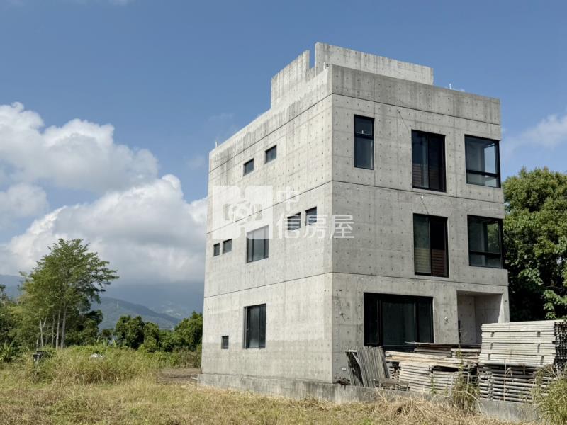 宜蘭河濱清水模農舍房屋室內格局與周邊環境