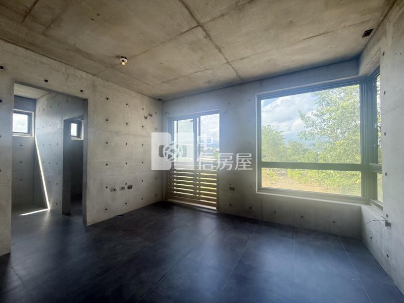 宜蘭河濱清水模農舍房屋室內格局與周邊環境