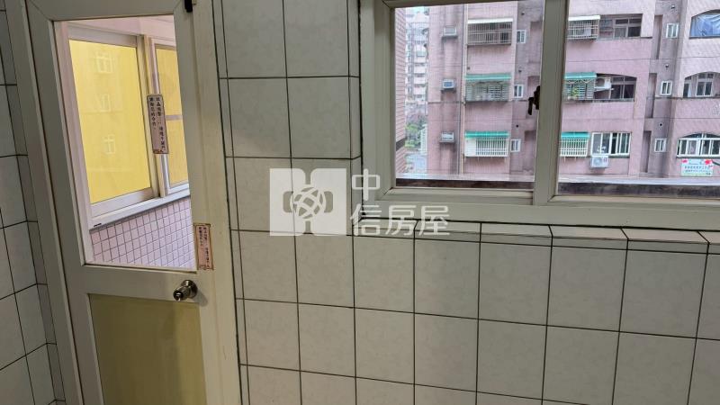 台北比佛利大客廳4房+車位房屋室內格局與周邊環境