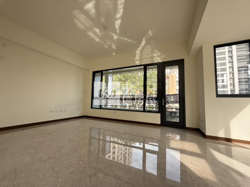 葳格旁全新未住角間電梯店面房屋室內格局與周邊環境