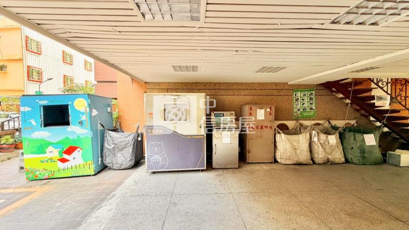 文藻生活圈景觀3+1房~附平面車位房屋室內格局與周邊環境