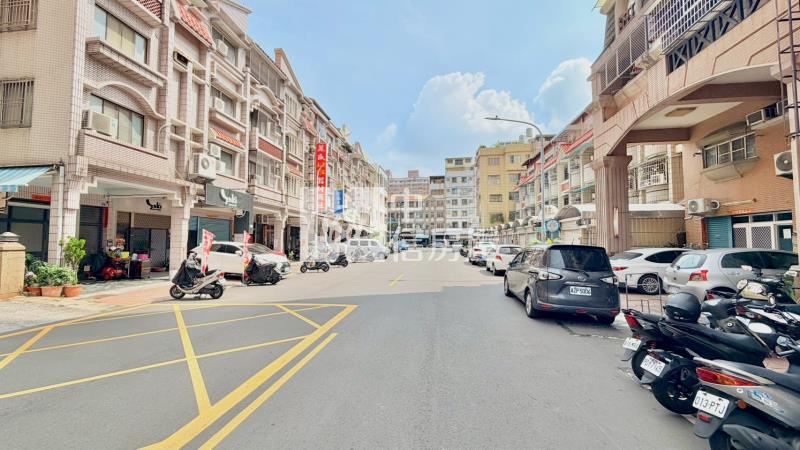 文藻生活圈景觀3+1房~附平面車位房屋室內格局與周邊環境