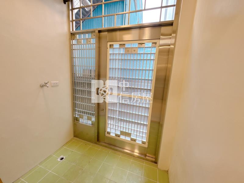 近龍安商圈.文中路.稀有一樓三房車房屋室內格局與周邊環境