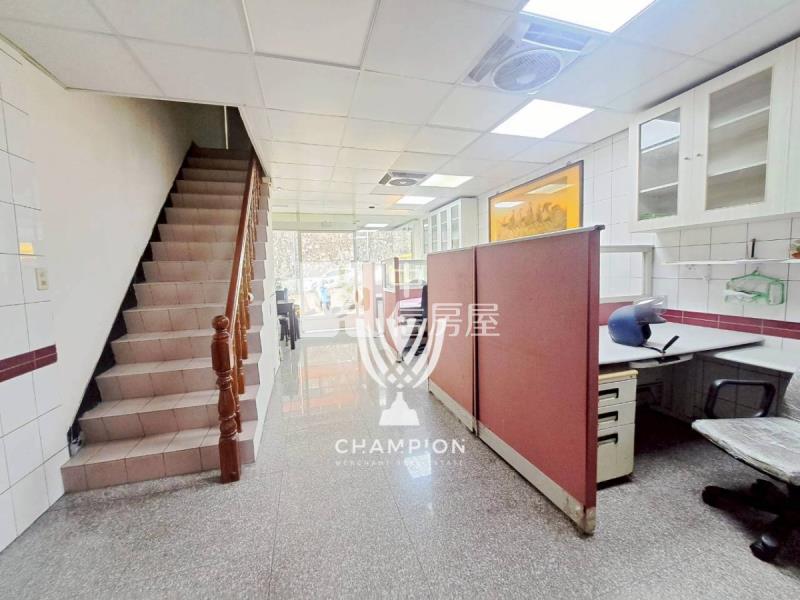 【冠軍】培德臨路透天住家店面房屋室內格局與周邊環境