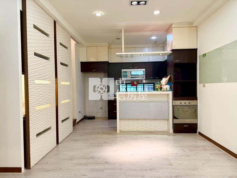 中央公園旁雙車位稀有別墅房屋室內格局與周邊環境