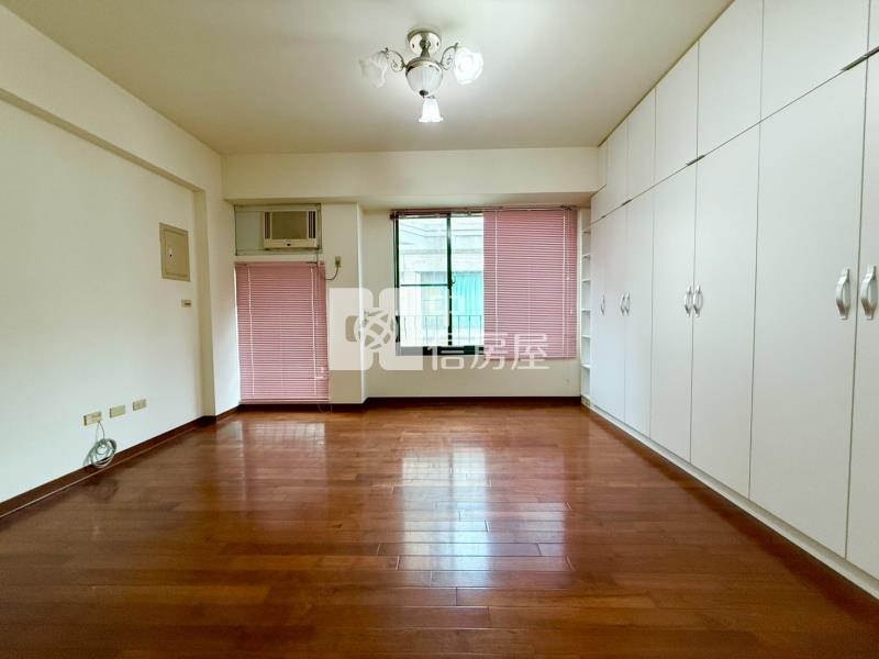 中央公園旁雙車位稀有別墅房屋室內格局與周邊環境