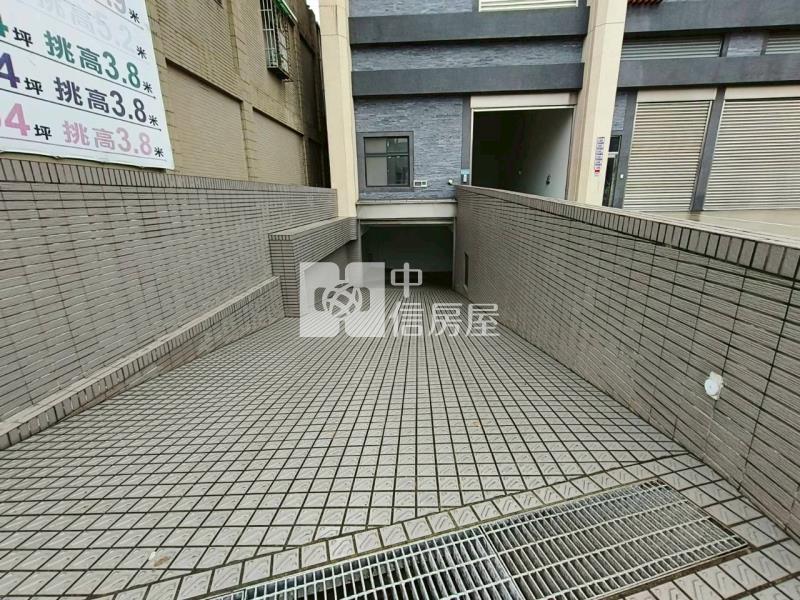 八德正大湳交流道匝道口全新未用挑高作業廠辦(店面)房屋室內格局與周邊環境