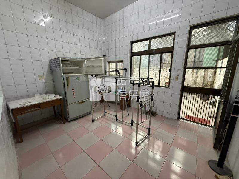 西區崇倫公園大地坪透天房屋室內格局與周邊環境