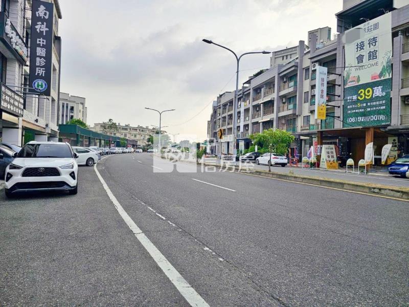 善化夜市旁三面臨24米路美建地房屋室內格局與周邊環境