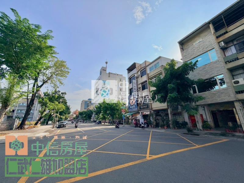 鳳山車站~捷運雙線交會~人潮金店面房屋室內格局與周邊環境
