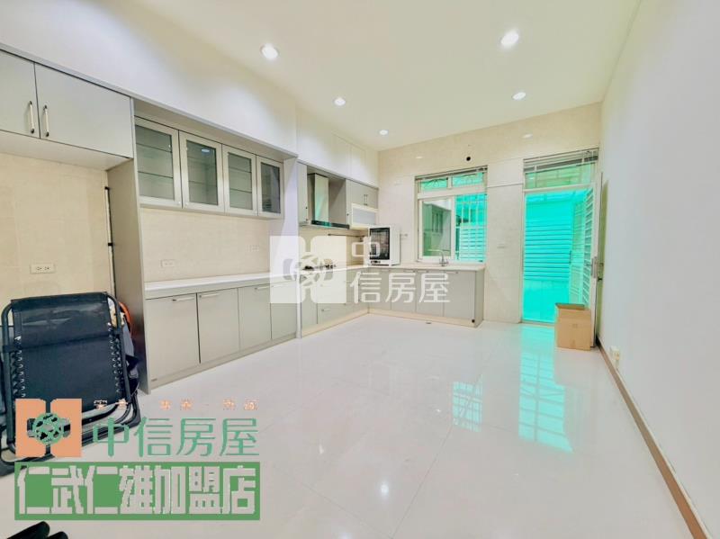 鳳山車站~捷運雙線交會~人潮金店面房屋室內格局與周邊環境