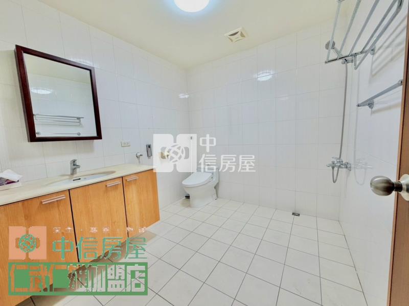 鳳山車站~捷運雙線交會~人潮金店面房屋室內格局與周邊環境