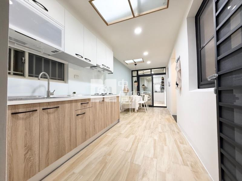 鳳山捷運精裝店住一樓寓房屋室內格局與周邊環境