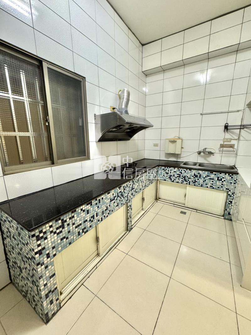 新平國小臨路車庫別墅房屋室內格局與周邊環境