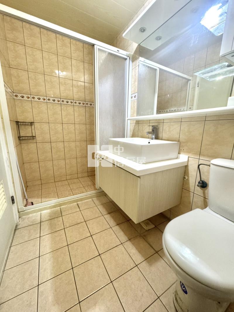 新平國小臨路車庫別墅房屋室內格局與周邊環境