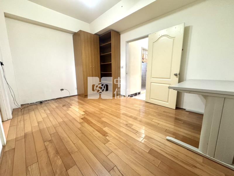 新平國小臨路車庫別墅房屋室內格局與周邊環境