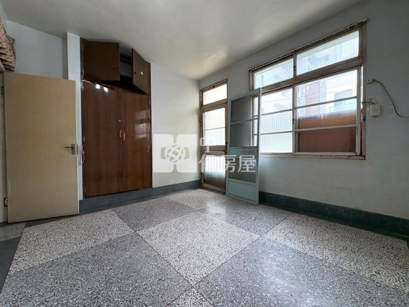 朴子市中心大面寬透天房屋室內格局與周邊環境