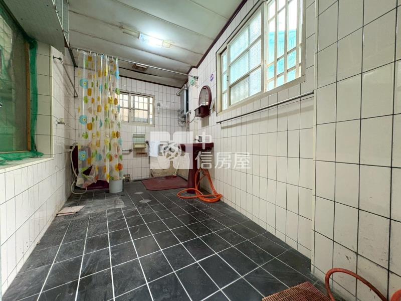 朴子市中心大面寬透天房屋室內格局與周邊環境