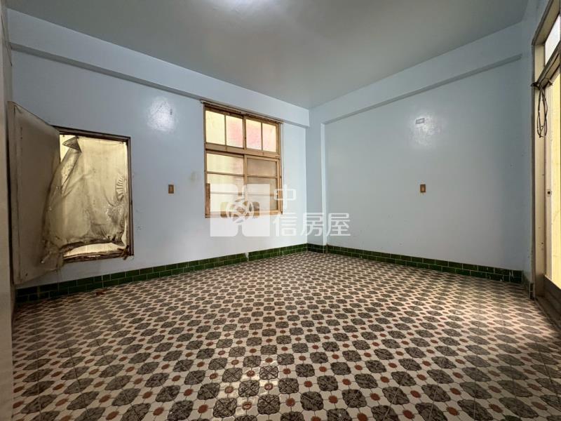 朴子市中心大面寬透天房屋室內格局與周邊環境