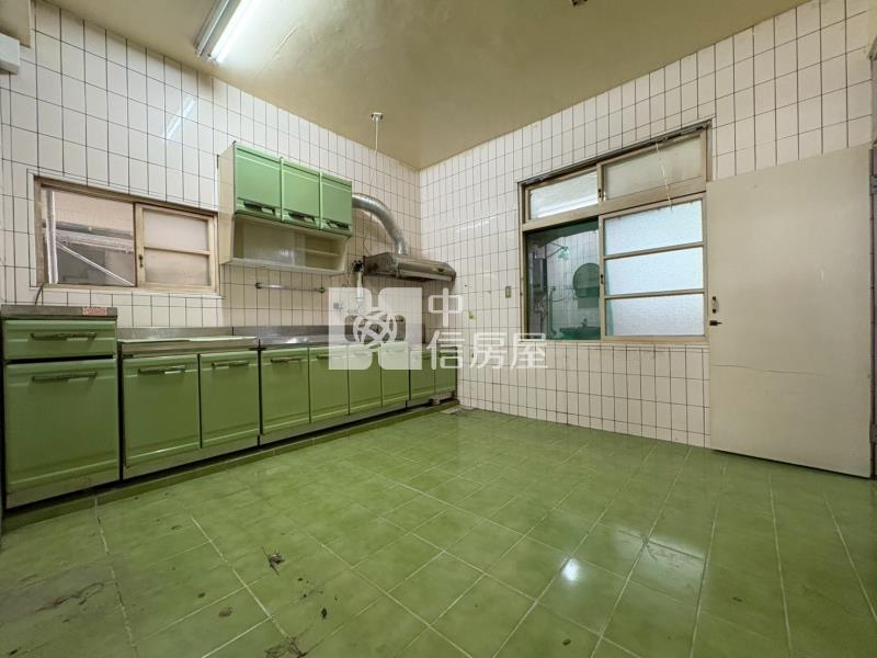 朴子市中心大面寬透天房屋室內格局與周邊環境