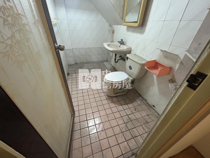 花園夜市需整修大空間賺錢店面房屋室內格局與周邊環境