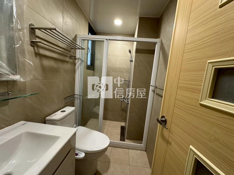 建國商圈全新電梯華廈+1F平面車位房屋室內格局與周邊環境