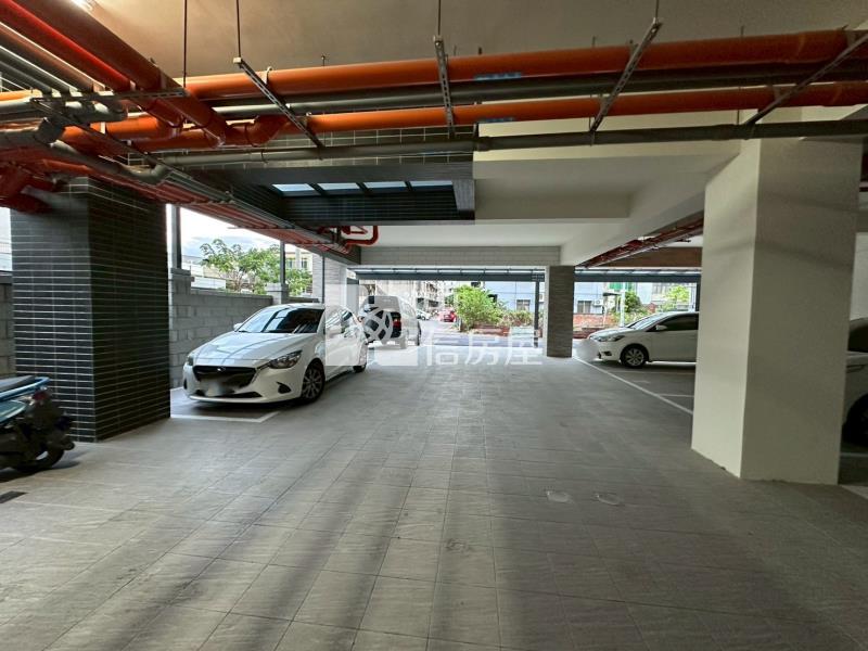 建國商圈全新電梯華廈+1F平面車位房屋室內格局與周邊環境