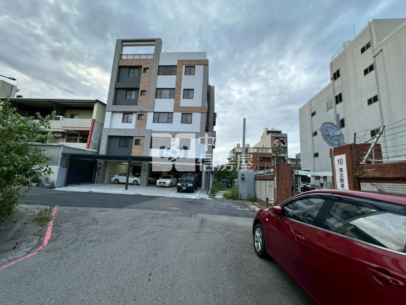 建國商圈全新電梯華廈+1F平面車位房屋室內格局與周邊環境