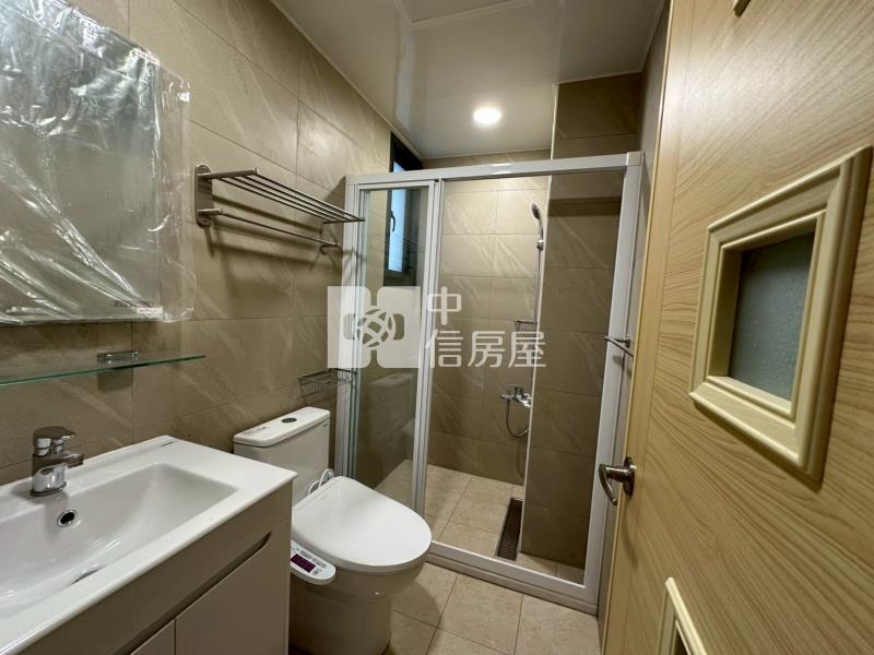 建國商圈全新電梯華廈+1F平面車位房屋室內格局與周邊環境