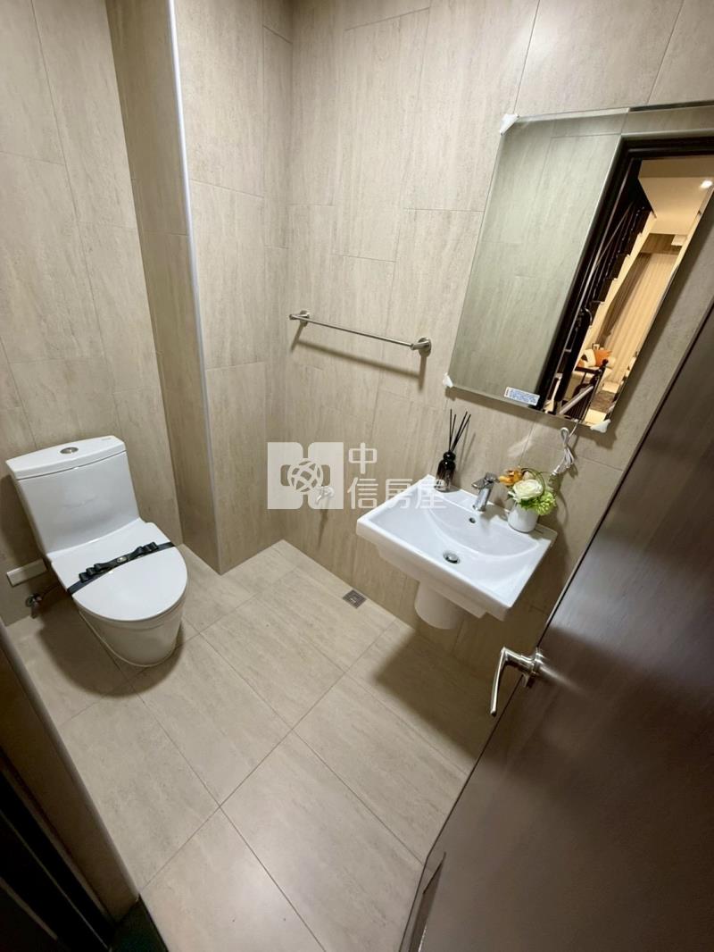 74旁全新臨路透店D房屋室內格局與周邊環境