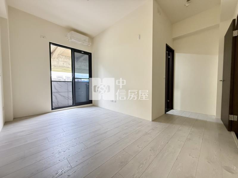 74旁全新臨路透店D房屋室內格局與周邊環境