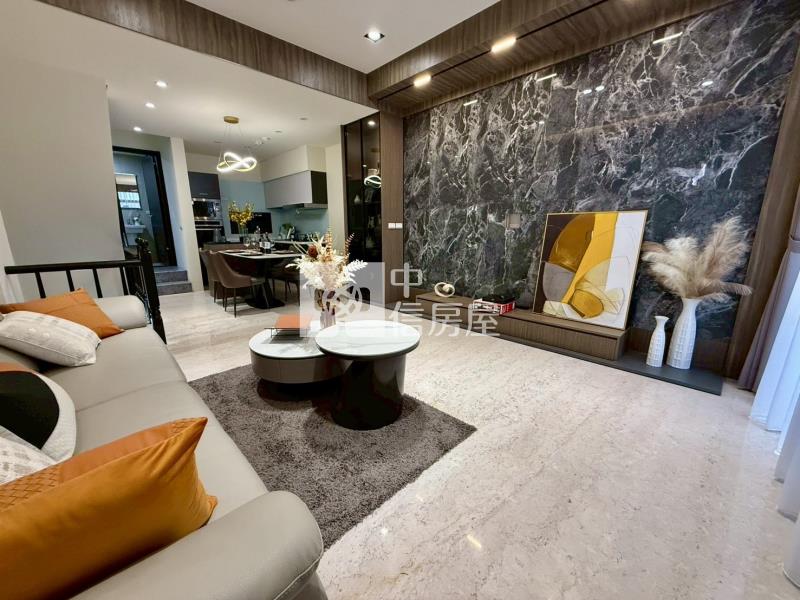 74旁全新臨路透店D房屋室內格局與周邊環境