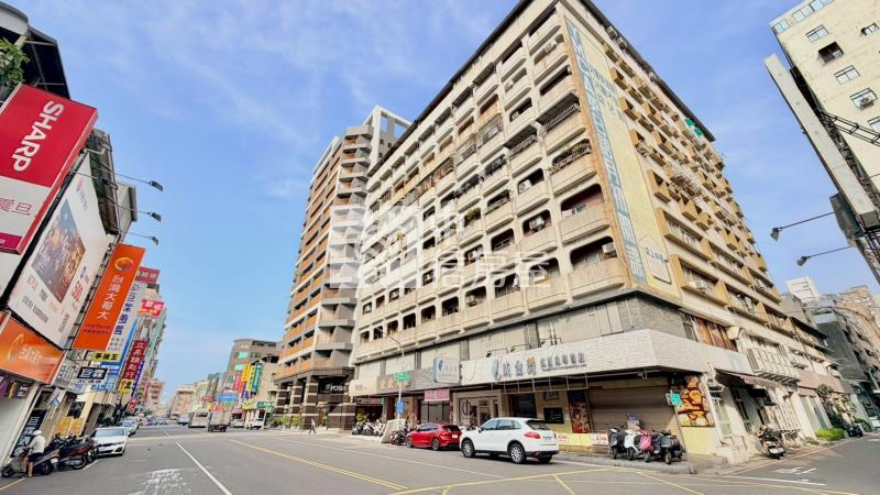 高雄車站電梯2房超大露臺房屋室內格局與周邊環境