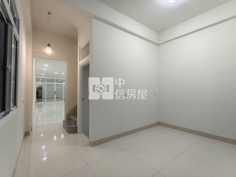 屏東市三期12米路三角窗全整新店住房屋室內格局與周邊環境