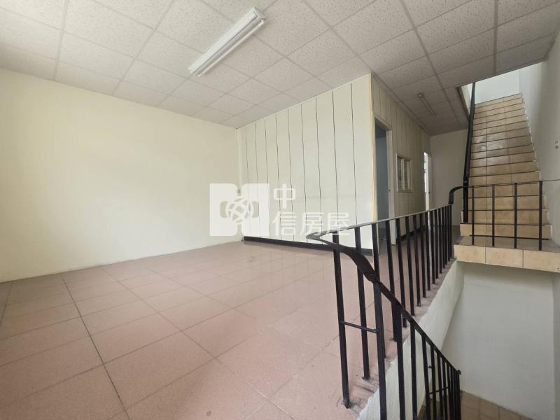 中壢體育園區家樂福活巷透天房屋室內格局與周邊環境