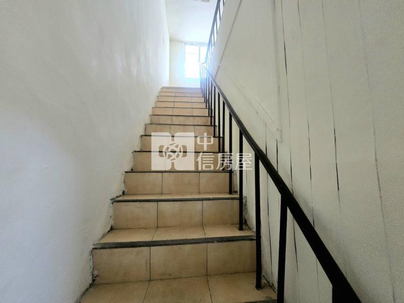 中壢體育園區家樂福活巷透天房屋室內格局與周邊環境