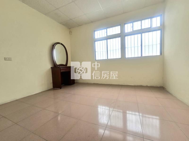 中壢體育園區家樂福活巷透天房屋室內格局與周邊環境