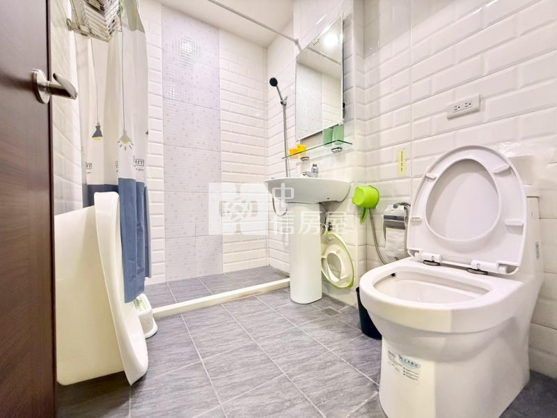 三義鯉魚潭邊間民宿房屋室內格局與周邊環境