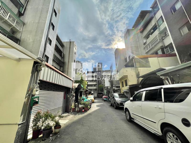 文心中清捷運站雙車位一樓公寓房屋室內格局與周邊環境