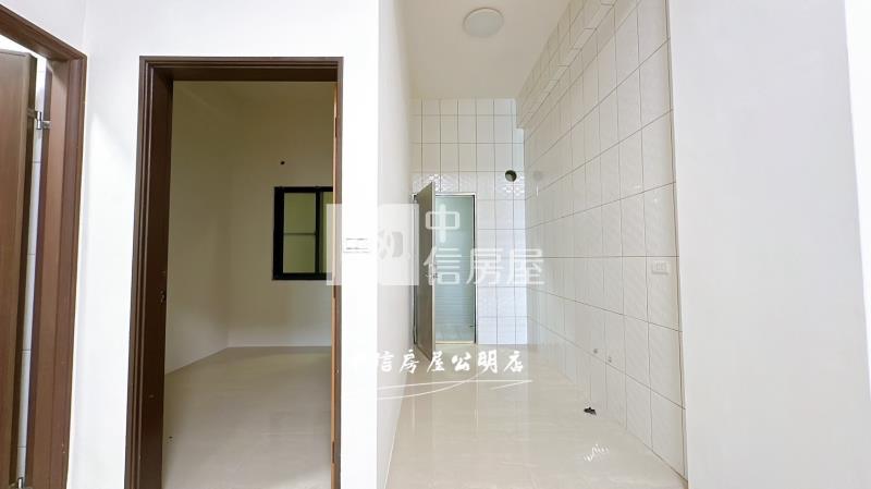 近新港台塑輕屋齡車庫別墅房屋室內格局與周邊環境