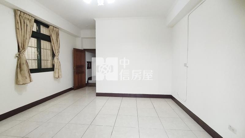 大里二期臨路車庫別墅房屋室內格局與周邊環境