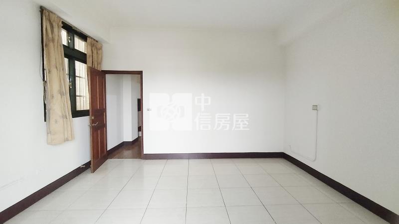 大里二期臨路車庫別墅房屋室內格局與周邊環境