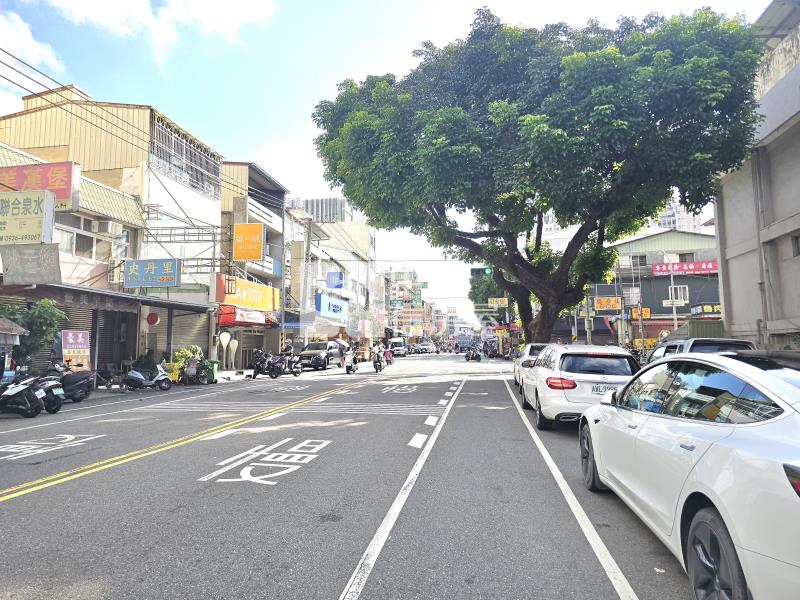 水湳經貿黃金邊間透店房屋室內格局與周邊環境